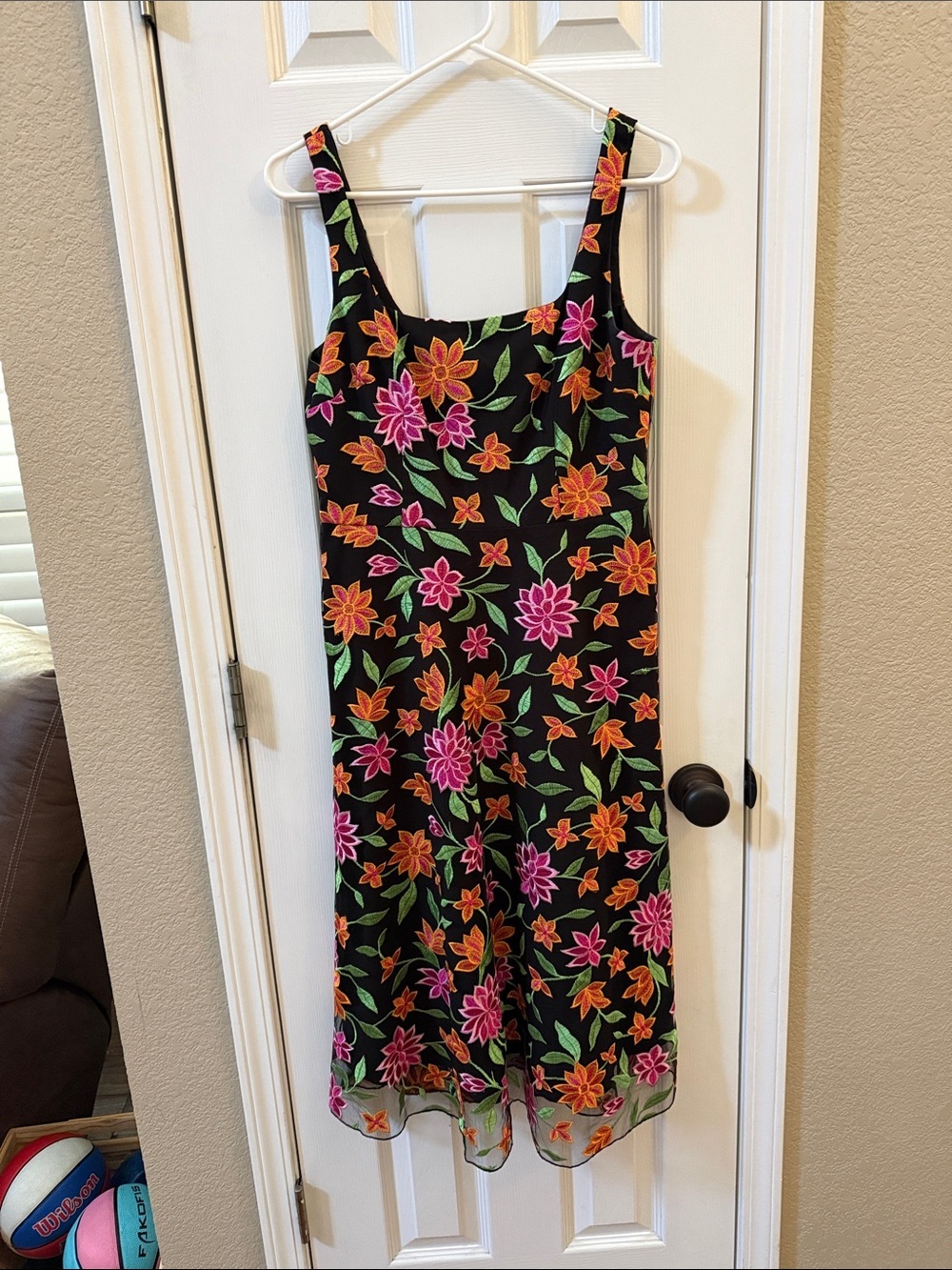Maggy London Black Floral Sleeveless Midi Dress with embroidered Flowers sz 6